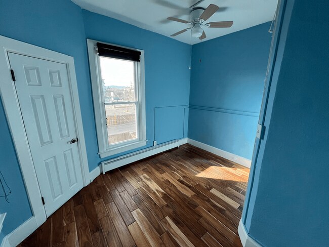 Building Photo - Beautiful 2 bed 1 bath in unit W/D, renovated kitchen, walkablitiy!