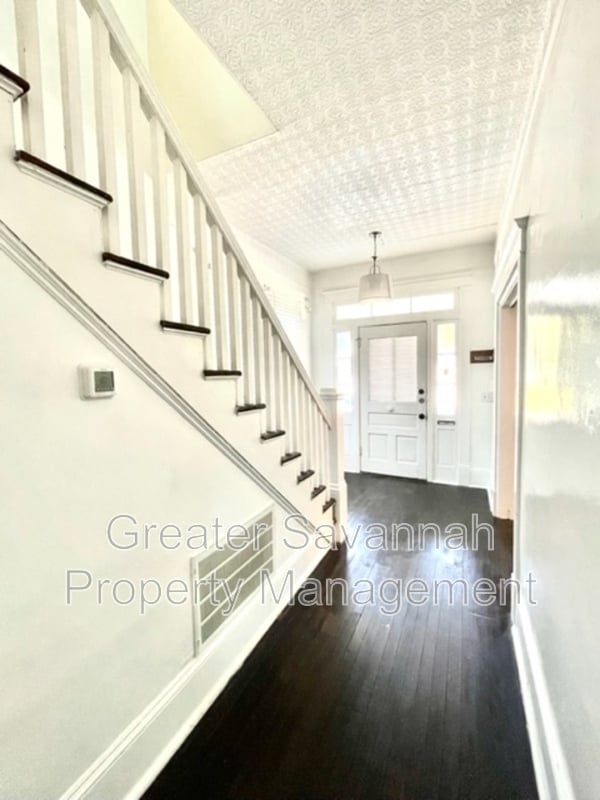 Building Photo - 637 E 39th St