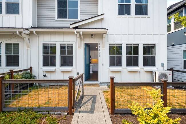 Foto del edificio - Beautiful River Trail 3 Bedroom Craftsman with Designer Kitchen & Spa-Inspired Primary Suite