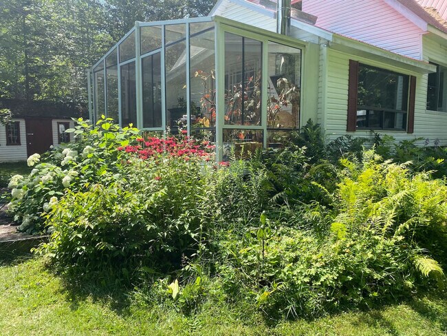 Building Photo - 1540 Chem. Michel