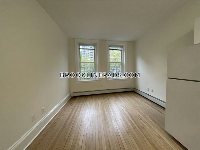 Building Photo - 1539 Beacon St.