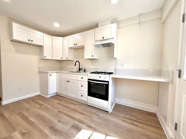 Foto del edificio - For Rent – 2 Bedroom, 1 Bath Apartment in ...