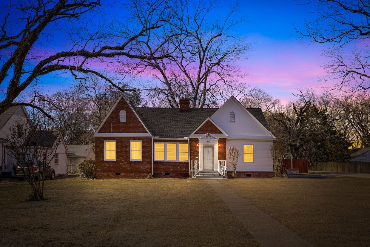 Primary Photo - Gorgeous Brick Home, 4 Bedroom 2 Bath Avai...