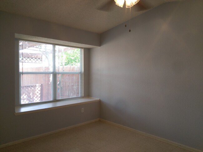 Foto del edificio - 2527 Corian Glen Dr