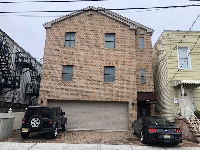 Primary Photo - 4005 Palisade Ave