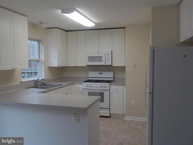 Foto del edificio - 703 Kings Crest Dr