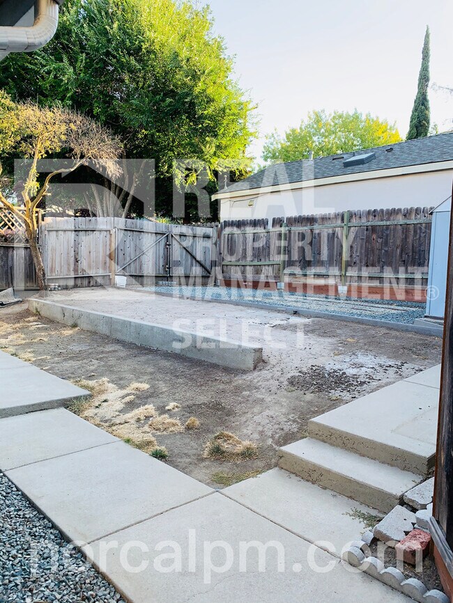 Building Photo - Charming 2 bed 1 bath home
