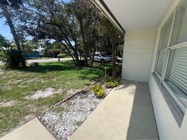 Building Photo - 611 SE Flamingo Ave