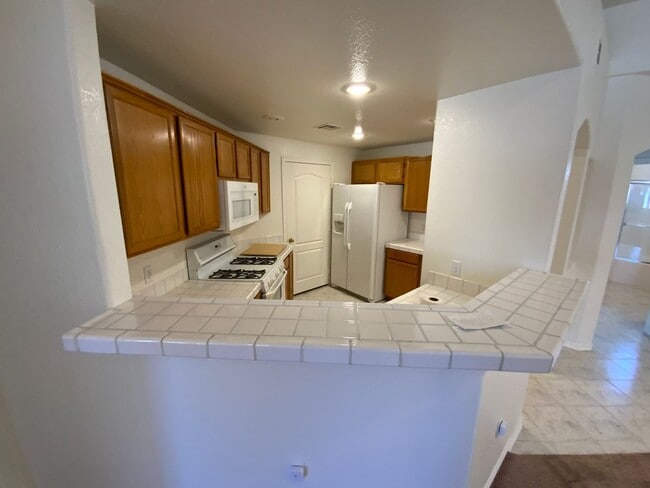 Building Photo - GREAT 1 STORY CONDO MINUTES FROM THE STRIP
