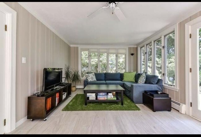 Building Photo - 30 Thackeray Rd