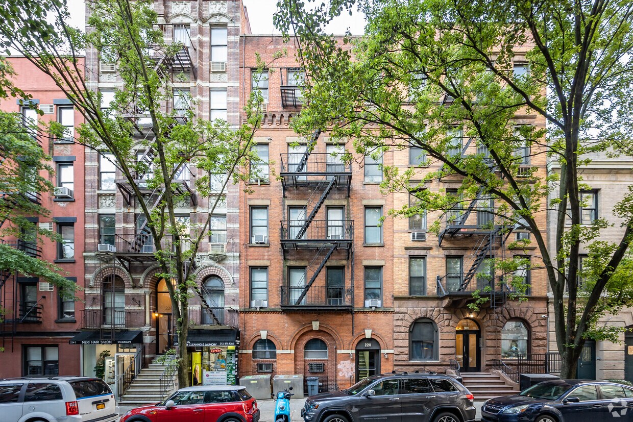 Primary Photo - 220 East 74th Street
