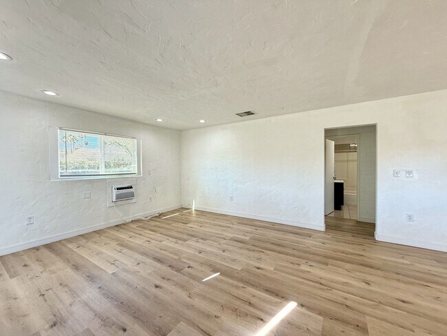 Building Photo - AVAILABLE NOW!! 2 Bedroom 1 Bathroom Apartment in Palm Desert!