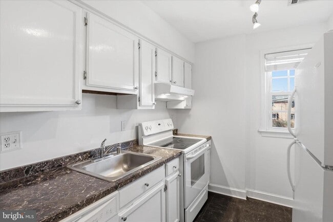 Foto del edificio - 1305 S Walter Reed Dr