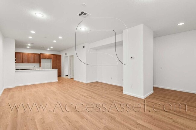 Building Photo - Exquisite 3 Bed/2.5 Bath Haven In Gated Co...