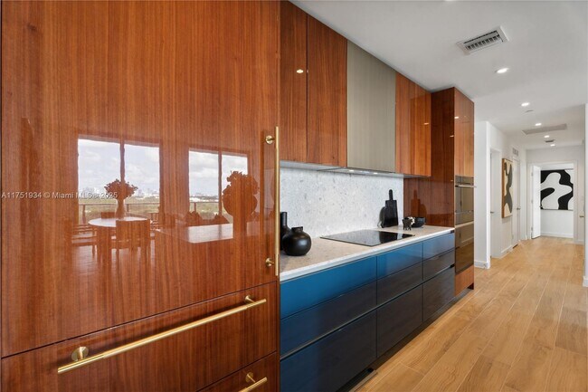 Foto del edificio - 2678 Tigertail Ave
