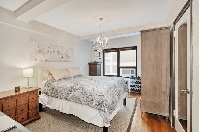 Dormitorio - Amplio apartamento de 1 dormitorio en alquiler - 227 E 57th St