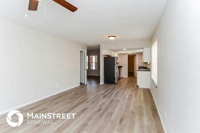 Building Photo - 555 N Elm