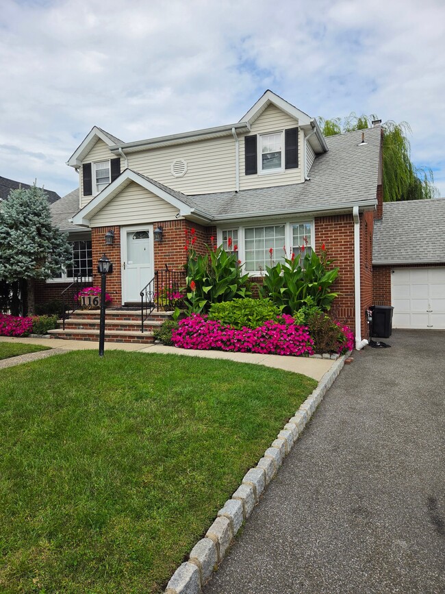 Building Photo - 116 Greenlawn Ave