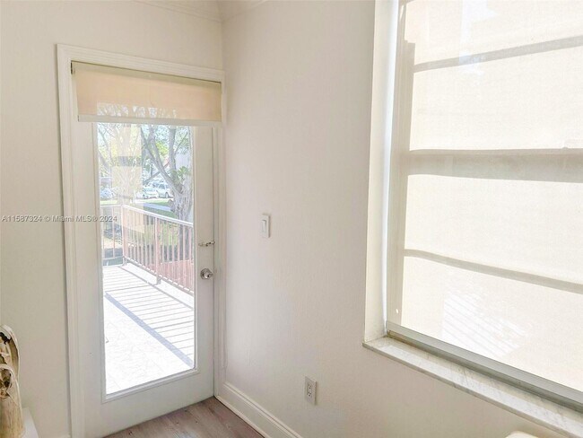 Foto del edificio - 17033 Northwest 66th Court, Hialeah, FL 33...