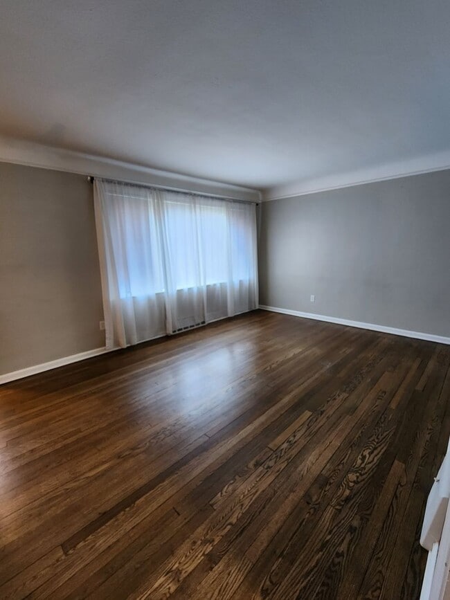 Building Photo - Beautiful 3 Bedroom Home For Rent