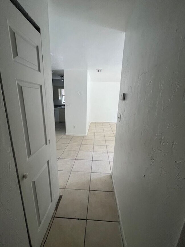 Foto del edificio - 2-bedroom, 1-bathroom home 6 minutes from UF!