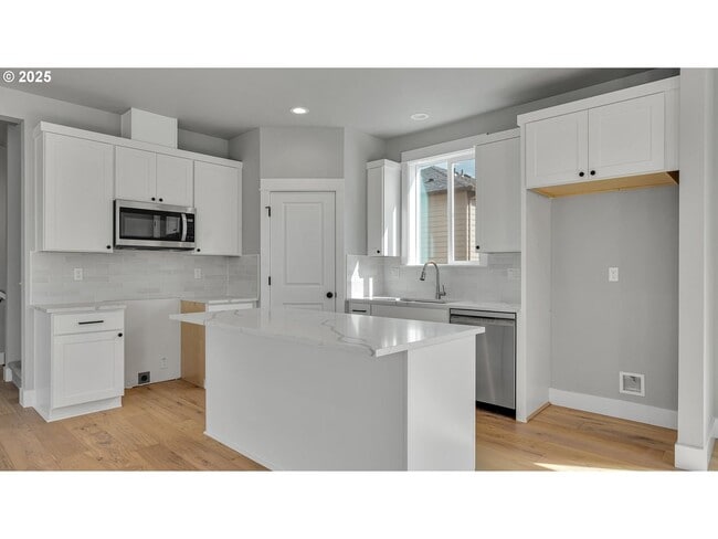 Foto del edificio - Newly Built Modern Open-Concept Condo with Island Kitchen, Granite Counters and a Deck