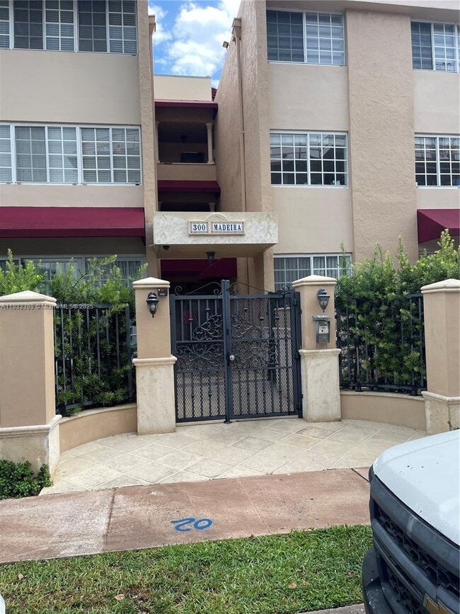 Foto del edificio - 300 Madeira Ave