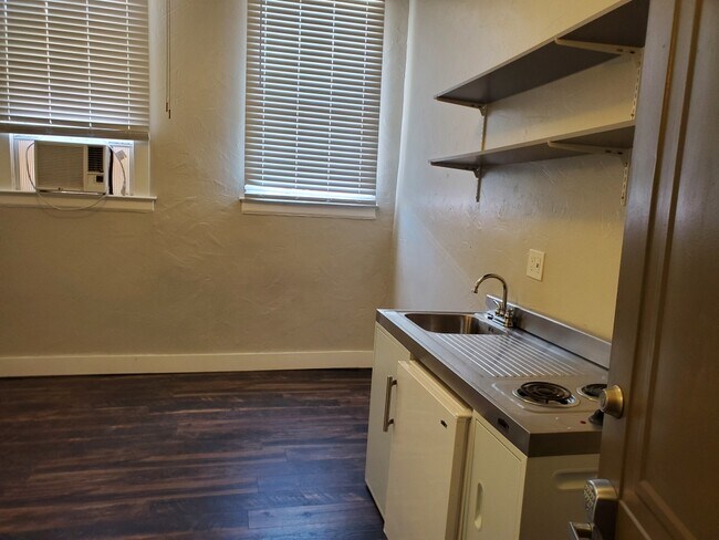 Building Photo - 201 W Main St