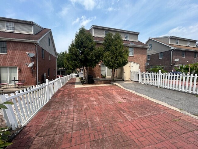 Foto del edificio - 3 Bedroom 1.5 Bathroom Available in Lancaster