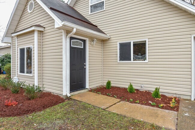 Foto del edificio - Completely Updated & Ready 07-08-26!! 1-Car Attached Garage! Pet Friendly!
