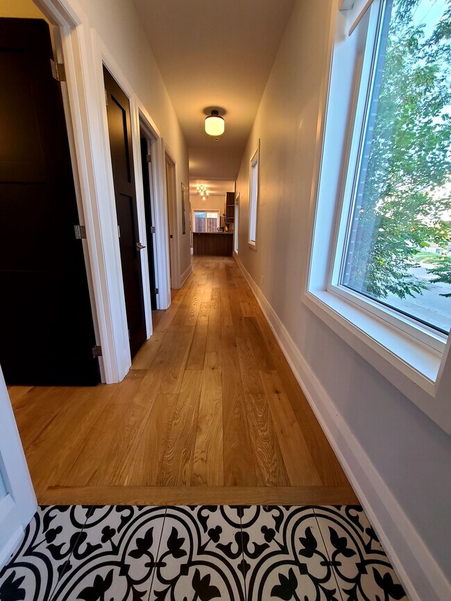 Photo du bâtiment - 2-Bed 1-Bath - Fresh & Modern Ground Floor ApT