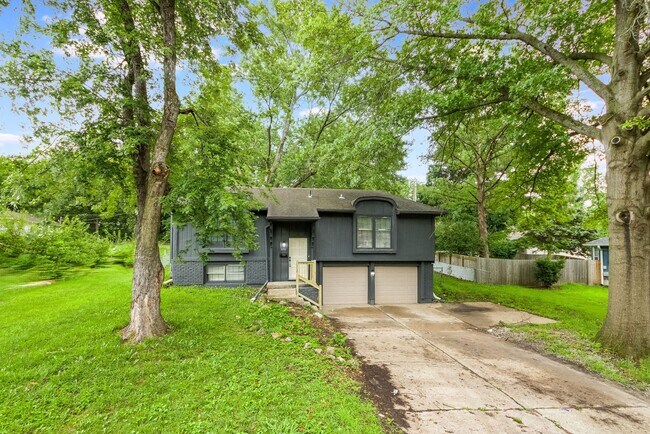 Foto del edificio - Spacious 4-Bed / 2-Bath Home – Grandview, MO