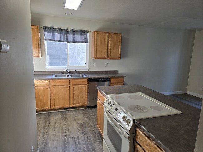 Building Photo - 745 Linda Ln