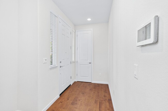 Foto del edificio - Updated 3 bed 2.5 bath Townhome available ...