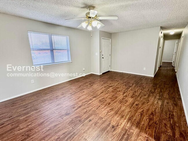 Foto del edificio - 3 Bed/1 Bath Home with Fenced Yard & Garage / Pet-Friendly / Available Now!