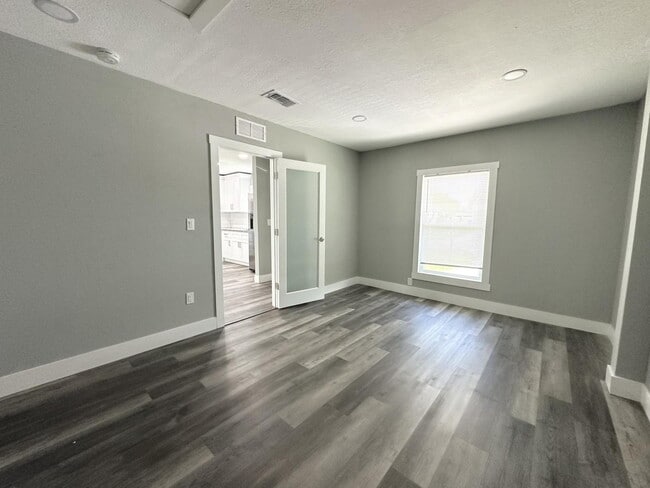 Building Photo - "Charming 3-Bed Oasis with 2 Baths in New ...