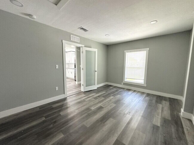 Foto del edificio - "Charming 3-Bed Oasis with 2 Baths in New ...