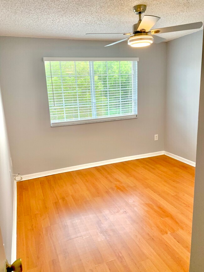 primer dormitorio - 900 Crestwood Ct S