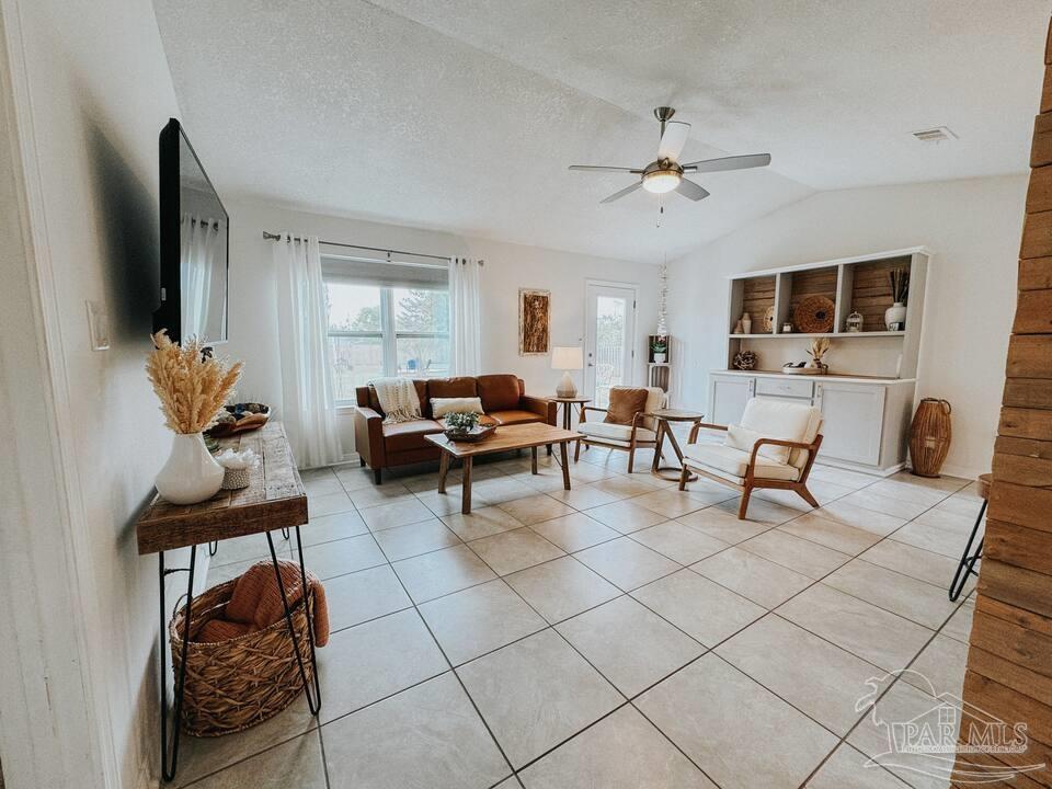 Foto principal - 8625 El Paseo St