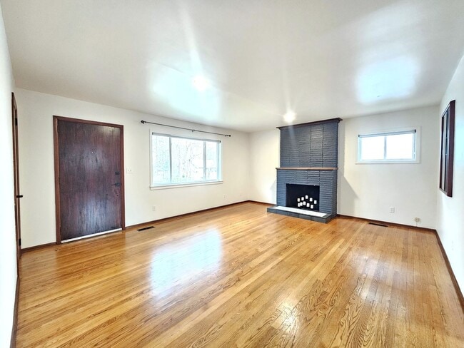 Building Photo - $2,300 - 3 Bed / 2 Bath Rancher Home in Perry District