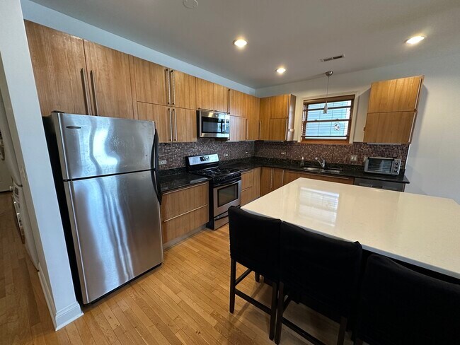 Foto del edificio - 2256 N Kimball Ave
