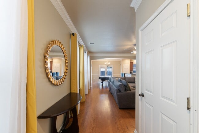 Building Photo - 6222 Skyline Dr