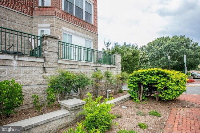 Building Photo - 525 Belmont Bay Dr