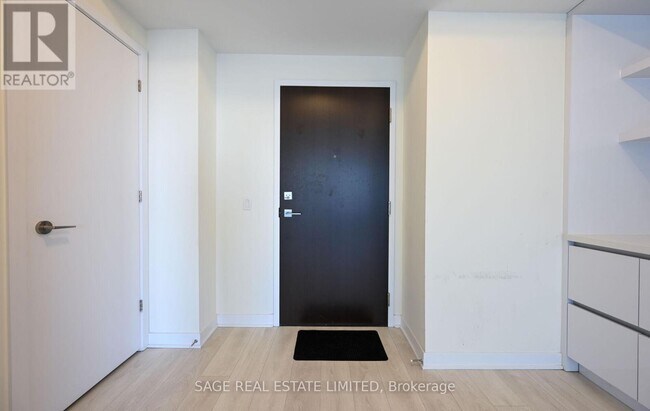 Building Photo - 2221 Yonge St