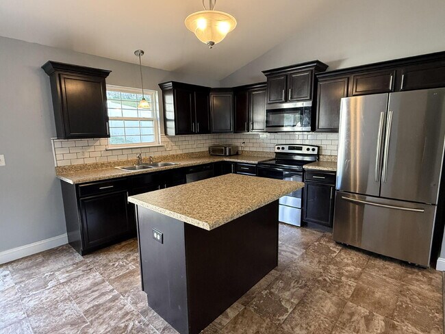 Foto del edificio - Wonderfully updated split foyer homes loca...