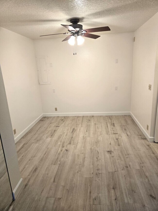 Building Photo - Large One Bedroom with oversized Garage on...
