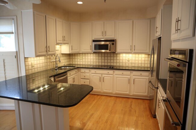 Building Photo - Gorgeous Large 4 level TH in the best Nort...