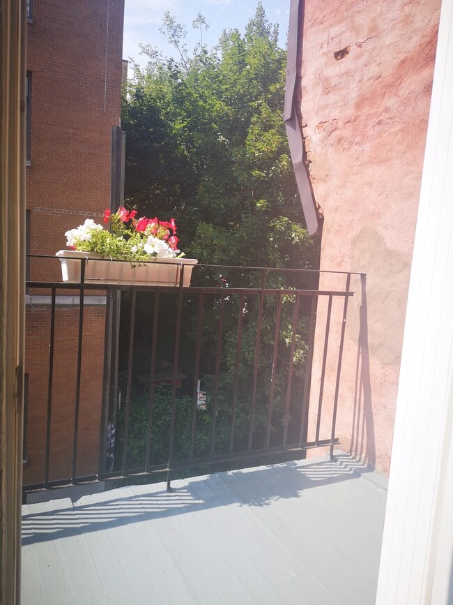 Building Photo - 989 Rue Saint-André