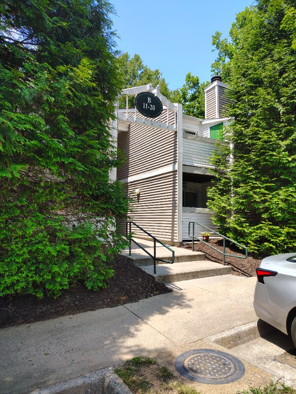 Building Photo - 600 Reusens Rd