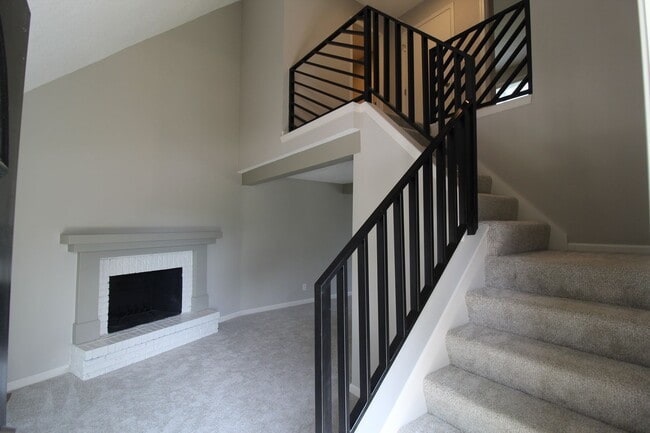 Building Photo - Updated 2 BEDROOM 1.5 BATH DUPLEX